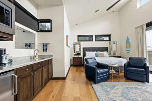 Romantic Lake Retreat - Deck, BBQ Grill & Patio