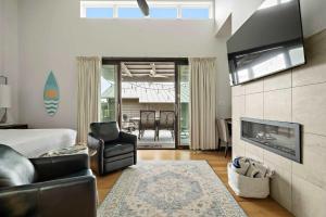 Romantic Lake Retreat - Deck, BBQ Grill & Patio