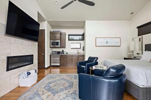 Romantic Lake Retreat - Deck, BBQ Grill & Patio