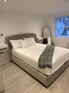 Large 1 bedroom self contained garden flat