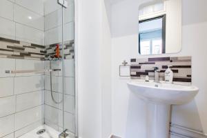 Maisons de vacances Cosy house 5 rooms 5 Bathrooms close commodities : photos des chambres