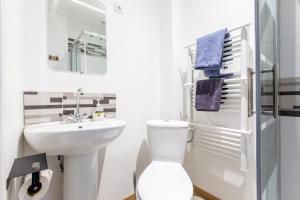 Maisons de vacances Cosy house 5 rooms 5 Bathrooms close commodities : photos des chambres