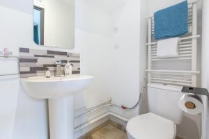 Maisons de vacances Cosy house 5 rooms 5 Bathrooms close commodities : Maison 5 Chambres
