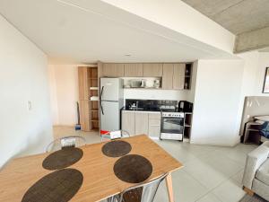 Amplio Loft con balcón sobre la Av 9 de Julio 6C