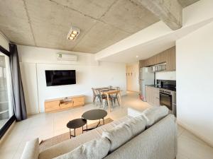 Amplio Loft con balcón sobre la Av 9 de Julio 6C