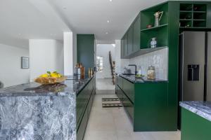 Vila Golfinho, with heated pool, rooftop lounge and ocean views