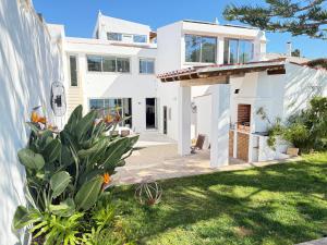 Vila Golfinho, with heated pool, rooftop lounge and ocean views