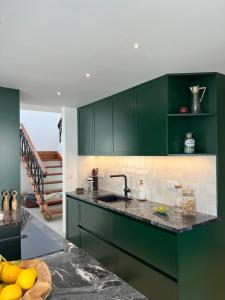 Vila Golfinho, with heated pool, rooftop lounge and ocean views