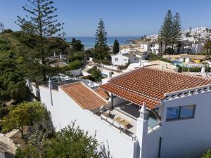 Vila Golfinho, with heated pool, rooftop lounge and ocean views