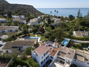 Vila Golfinho, with heated pool, rooftop lounge and ocean views