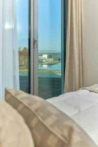 Apartament z widokiem na jezioro Ukiel i Przystań