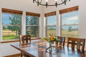 Family Fun Fireplace & Huge Deck