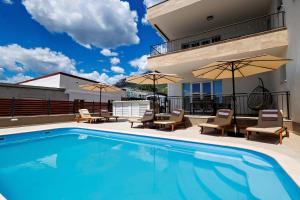 Elegant Holiday House 3D by the Sea with pool and included breakfast