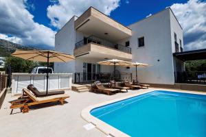 Elegant Holiday House 3D by the Sea with pool and included breakfast