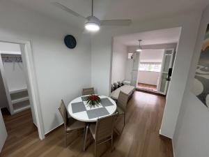 Quarto e sala com varanda