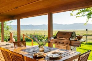 Upscale Hot Tub Wildlife Views