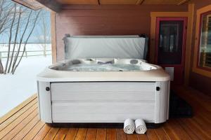 Upscale Hot Tub Wildlife Views