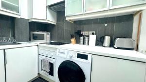 2 Bedroom Apartment Queensway London by Al Faisal