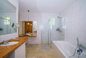 Villas Villa climatisee, piscine et terrain de petanque : photos des chambres