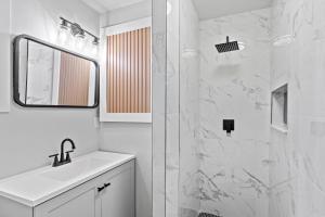 Palms Retreat in Central Largo - mins to the Sand!