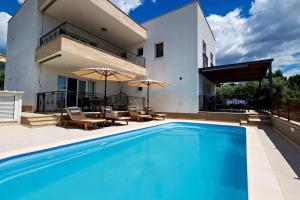 Elegant Holiday House 3D by the Sea with pool and included breakfast