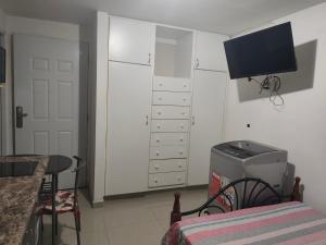 apartamentito tipo estudio AMUEBLADO tranquilo y acogedor cocina y baño privado independiente en CHANIS cerca de Costa del este