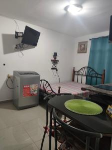 apartamentito tipo estudio AMUEBLADO tranquilo y acogedor cocina y baño privado independiente en CHANIS cerca de Costa del este