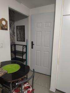 apartamentito tipo estudio AMUEBLADO tranquilo y acogedor cocina y baño privado independiente en CHANIS cerca de Costa del este