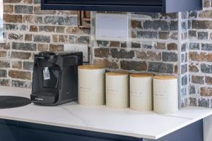 Modern Studio Central Location Private Bathroom and shared Kitchen 2