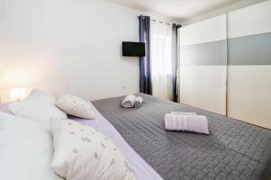 Radunica Apartment - Local Home, Near Riva & Green Market