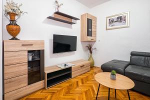 Radunica Apartment - Local Home, Near Riva & Green Market