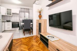 Radunica Apartment - Local Home, Near Riva & Green Market