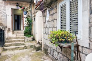 Radunica Apartment - Local Home, Near Riva & Green Market