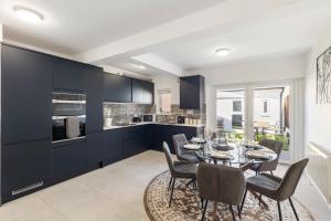 Studio at Tube Station Sleeps 3 Private Bathroom shared Kitchen 4