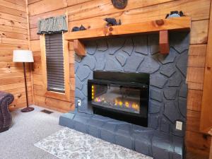 Story Brook: Beautiful true log cabin! Close to Dollywood, State Park, and more!