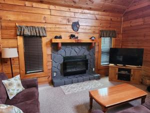 Story Brook: Beautiful true log cabin! Close to Dollywood, State Park, and more!