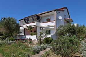 Apartments by the sea Barbat, Rab - 14247 - 3hvězdičkové hotely ve městě Rab