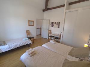 Maisons de vacances Superbe gite dans ancien presbytere avec tout confort, proche sites historiques et thermes - FR-1-589-1 : photos des chambres