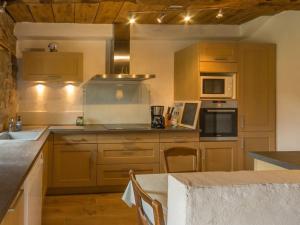 Maisons de vacances Charmante maison de paludier a Guerande, proche mer, jardin, tyrolienne, WIFI, Canal+, equipements bebe - FR-1-306-1102 : photos des chambres