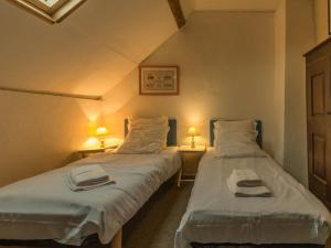 Maisons de vacances Charmante maison de paludier a Guerande, proche mer, jardin, tyrolienne, WIFI, Canal+, equipements bebe - FR-1-306-1102 : photos des chambres