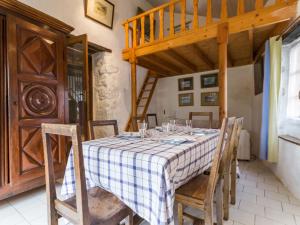 Maisons de vacances Charmante maison de paludier a Guerande, proche mer, jardin, tyrolienne, WIFI, Canal+, equipements bebe - FR-1-306-1102 : photos des chambres