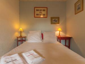 Maisons de vacances Charmante maison de paludier a Guerande, proche mer, jardin, tyrolienne, WIFI, Canal+, equipements bebe - FR-1-306-1102 : photos des chambres