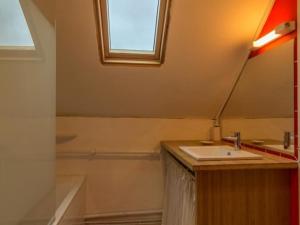 Maisons de vacances Charmante maison de paludier a Guerande, proche mer, jardin, tyrolienne, WIFI, Canal+, equipements bebe - FR-1-306-1102 : photos des chambres