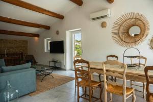 Maisons de vacances Provencal Farmhouse In Luberon Vineyards : photos des chambres