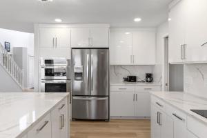 Acreage, 5 bdrm, King Bed, AC, Wood Fireplace, Rural