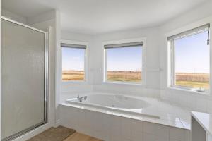 Acreage, 5 bdrm, King Bed, AC, Wood Fireplace, Rural