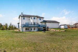 Acreage, 5 bdrm, King Bed, AC, Wood Fireplace, Rural