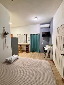 Tropical Studio in Sunset Villas, West end