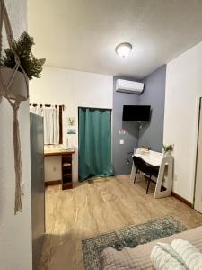 Tropical Studio in Sunset Villas, West end