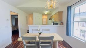 River Oaks Gorgeous 2BR condo